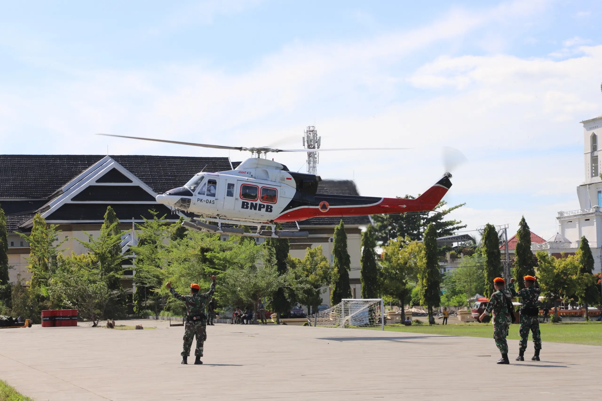 Helikopter Bell BNPB mendarat di Tribun Lapangan Andi Djemma Belopa, Pos Komando Utama Tanggap Darurat Banjir dan Tanah Longsor Kabupaten Luwu Sulawesi Selatan, Rabu (8/5). Helikopter ini membawa warga yang dalam kondisi sakit dari Kecamatan Latimojong.